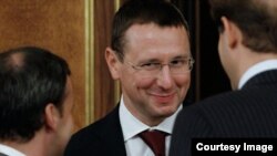 По словам российских экспертов, южным осетинам придется запастись терпением, так как сегодня все ресурсы России – финансовые, интеллектуальные и управленческие – сосредоточены на Крыме и Украине