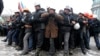 Чоловіки Євромайдану проводять вишкіл протидії силовикам