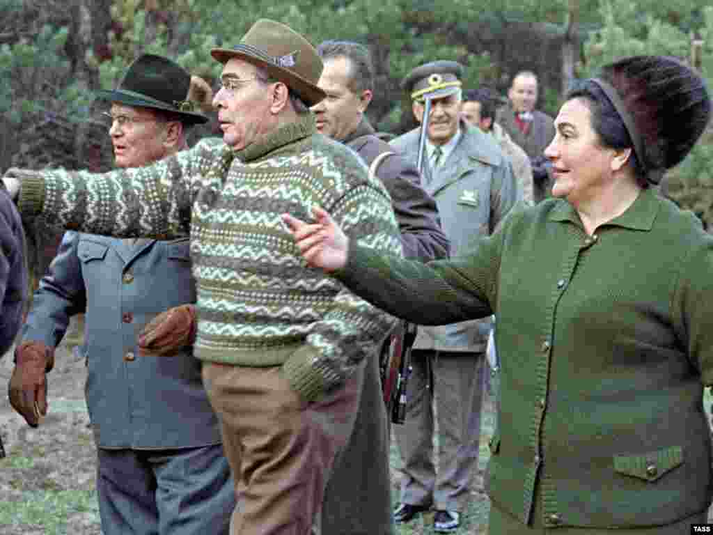 Тито (слева) с женой и советский лидер Леонид Брежнев во время визита в СССР, 1 апреля 1973 года