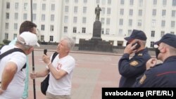 Валадар Цурпанаў (у цэнтры)