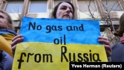 Під час однієї з акцій на підтримку України в одній із країн ЄС, 11 березня 2022 року. На плакаті напис англійською: «Ні газу і нафті з Росії!»