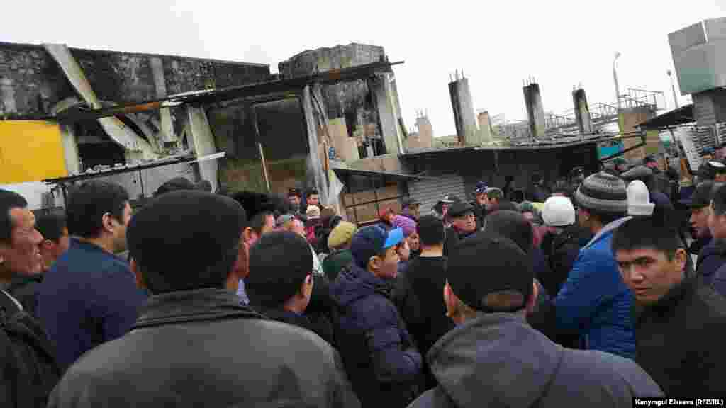 Бишкек шаарындагы Ленин районунун акими Нурдин Тынаевдин "Азаттык" радиосуна айтымында, атайын өрттөлгөн деген версияларды да комиссия иликтеп чыгат. 