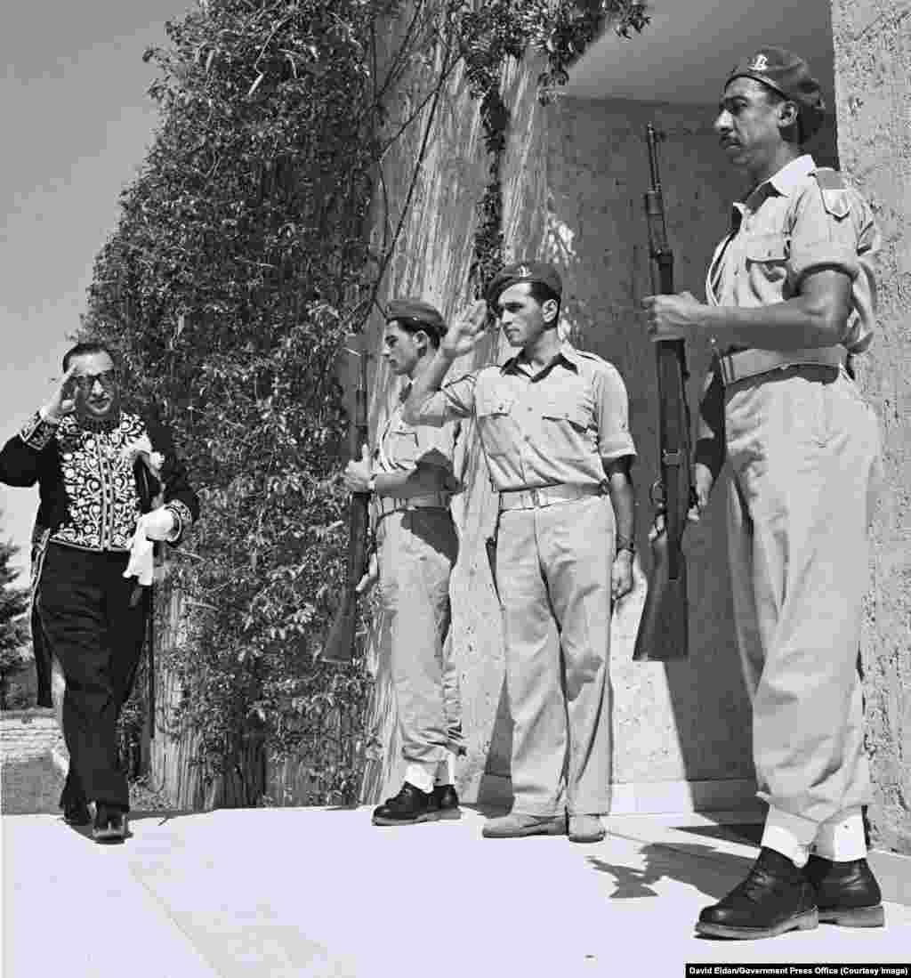 رضا صفینیا، دیپلمات ایرانی، در سال ۱۹۵۰ هنگام ورود به اقامتگاه حییم وایزمن، اولین رئیسجمهور اسرائیل، که در نزدیکی تلآویو قرار داشت، به سربازان اسرائیلی سلام میدهد. ایران در آن سال با فاصله گرفتن از همسایگان عرب خود، به طور غیررسمی کشور جدید اسرائیل را به رسمیت شناخت.