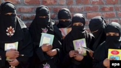 هند کې د یوې اسلامي دیني مدرسې زدهکوونکې