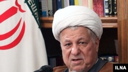 آقاى رفسنجانى از يكسال پيش در سخنرانى ها و در نامه اى كه خطاب به آيت الله خامنه اى، رهبر جمهورى اسلامى، نوشته است از وضعيت سياسى فعلى ايران و حملات هواداران دولت به او و خانواده اش به شدت انتقاد كرده است.