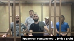 Фигуранты симферопольского «дела Хизб ут-Тахрир» Теймур Абдуллаев, Узеир Абдуллаев, Рустем Исмаилов, Айдер Салединов, Эмиль Джемаденов на заседании суда, архивное фото