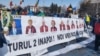 Fotografiile judecătorilor CCR, peste care e tipărit cuvântul „trădători”, au fost afișate la protestul de vineri din Piața Victoriei al simpatizanților lui Călin Georgescu.