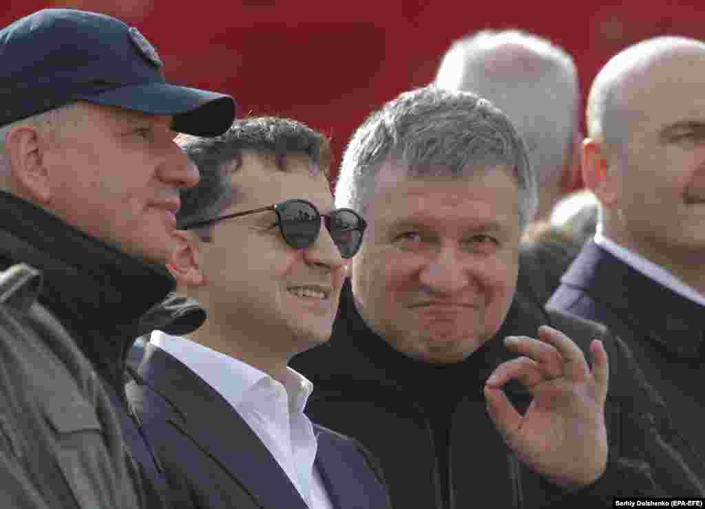 Арсен Аваков – вже ексголова МВС України. 15 липня Верховна Рада проголосувала за його відставку. Радіо Свобода публікує архівну світлину від 30 серпня 2019 року. На фото: президент України Володимир Зеленський (в окулярах) та тодішній міністр внутрішніх справ Арсен Аваков (праворуч) під час тактико-спеціальних навчань підрозділів Міністерства внутрішніх справ на стрільбищі в селі Старе, Київщина