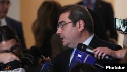 ՊԵԿ նախագահ Դավիթ Անանյանը զրուցում է լրագրողների հետ, արխիվ