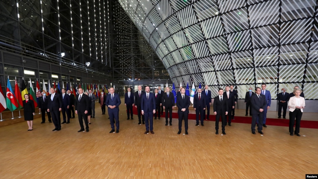"Porodična fotografija" sa samita lidera zemalja članica EU i vlada "Istočnog partnerstva", Brisel, 15. decembar 2021. 