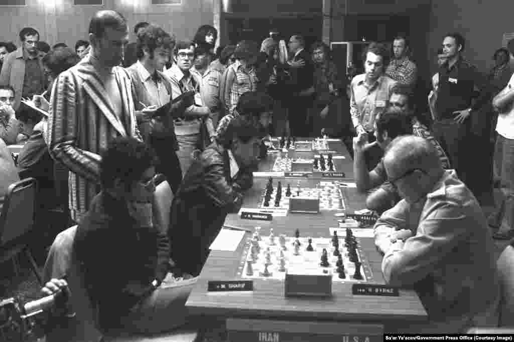 Iranski šahovski tim (lijevo) igra protiv svojih američkih kolega na Svjetskoj šahovskoj olimpijadi u Haifi, Izrael, 1976. godine.