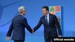 ՆԱՏՕ-ի գլխավոր քարտուղարը ողջունում է նախագահ Սերժ Սարգսյանին, Նյուպորտ, Միացյալ Թագավորություն