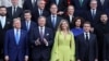 Дональд Трамп (крайний слева в первом ряду) и Владимир Зеленский (крайний справа, второй ряд) с другими мировыми лидерами позируют перед ужином, устроенным королем Нидерландов Виллемом-Александром и королевой Максимой, на полях саммита НАТО в Гааге, 24 июня.