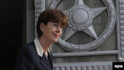 Амбасадар Нідэрляндаў Рэгіна Джонс-Бос выходзіць з расейскага Міністэрства замежных справаў 3 кастрычніка. 