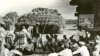 Căminul cultural din Livezeni organizează cititul și comentatul ziarului la arie în 1950. Fototeca online a comunismului românesc; cota 3/1950 