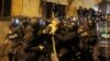 Маскирани полицаи арестуват демонстрант в Тбилиси на 29 ноември 2024 г.