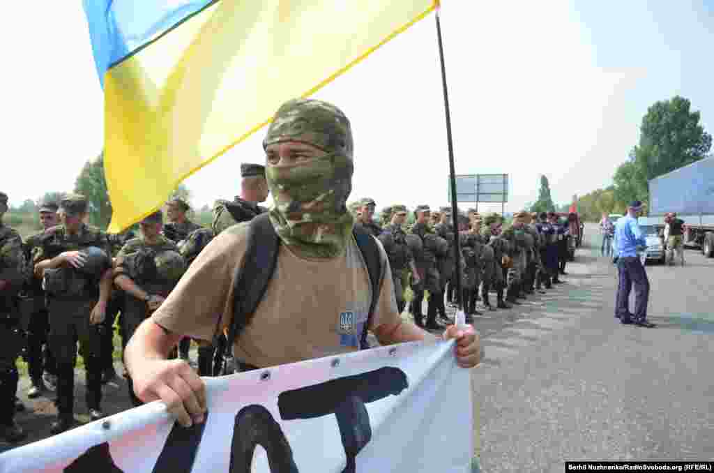 Активісти зібралися на в'їзді до Борисполя, щоб не пропустити учасників хресної ходи УПЦ (МП) до міста Борисполя
