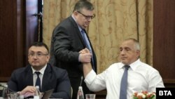 Премиерът Бойко Борисов поздравява главния прокурор Сотир Цацаров в присъствието на вътрешния министър Младен Маринов.