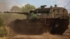 Українські військовослужбовці їдуть на німецькій САУ Panzerhaubitze 2000, липень 2022 року 