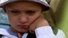 Damir are 6 ani și așteaptă să fie evacuat din casa bunicului său din regiunea Dnipropetrovsk, unde s-a refugiat în urmă cu un an, împreună cu mama și surorile sale, după ce au fugit din Pokrovsk, preluat de ocupația rusească. 