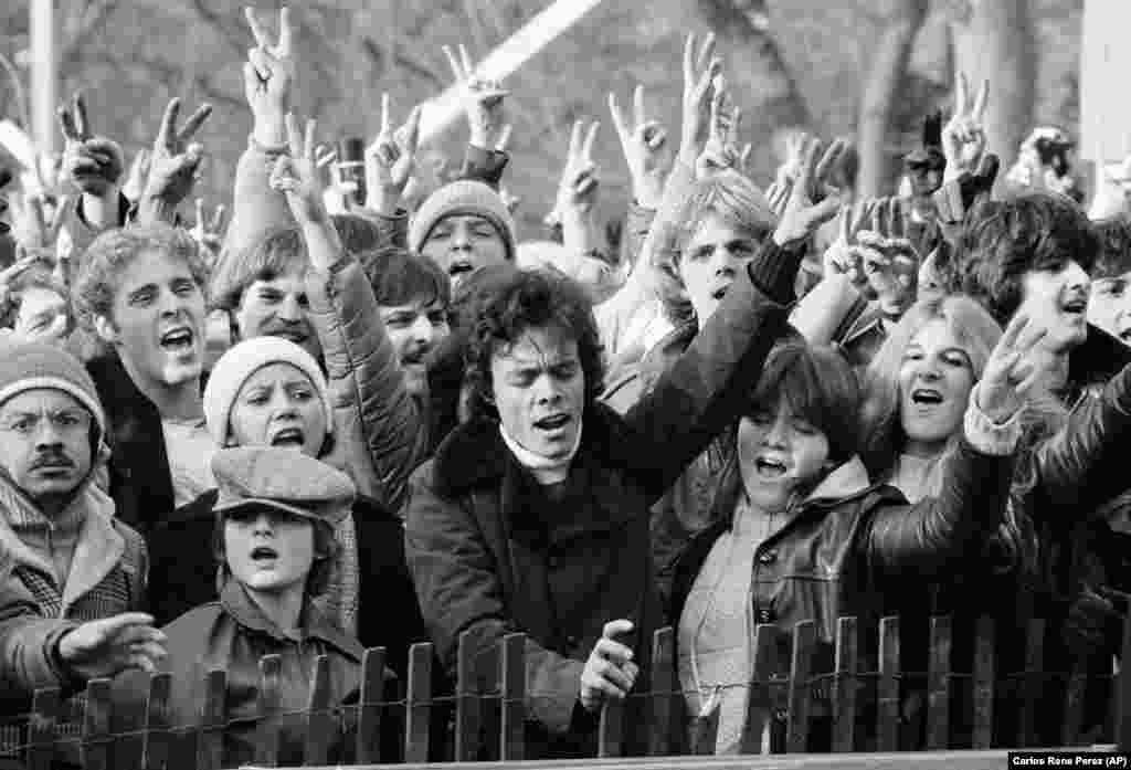 14 декабря 1980 года люди собрались на акцию памяти Джона Леннона в Центральном парке Нью-Йорка. Они показывали руками знак мира и пели «Give Peace A Chance» («Дайте миру шанс»)