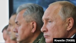 Президент Росії Володимир Путін та міністр оборони РФ Сергій Шойгу на навчаннях «Кавказ-2020» на полігоні Капустин Яр в Астраханській області Росії. У навчаннях беруть участь військові формування з Вірменії, Білорусії, Китаю, М'янми та Пакистану. 2020 рік