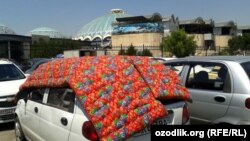 Ўзбекистонда ҳаво ҳарорати 50 даражада борган айни кунларда қуëш тиғида қолган автомобилларни иссиқдан ҳимоялаш учун "кўрпача" усули ишга солинмоқда.
