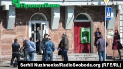 2 вересня Печерський районний суд Києва вирішив примусово стягнути з державного «Приватбанку» майже 10 мільярдів гривень на користь компаній братів Суркісів