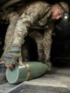 Военнослужащий ВСУ заряжает гаубицу на фронте под Часовым Яром в Донецкой области