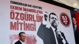 Лидер партии CHP Озгюр Озель на фоне портрета арестованного мэра Стамбула Экрема Имамоглу 