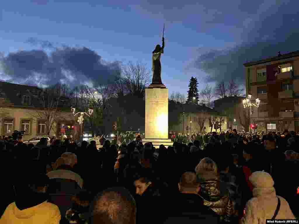 Граѓаните на Цетиње во тишина се собраа пред споменикот на вилата на Ловќен 