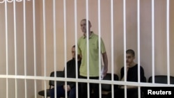 Эйден Аслин, Шон Пиннер жана Саадун Брагим сот залында. Донецк шаары.