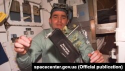 Леонід Каденюк проводив експеримент, щоб визначити, як протікає фотосинтез у рослин в невагомості. Фото: Національний Центр Управління та Випробувань Космічних Засобів