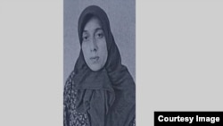 Танҳо аксе аз Мадина Ҳалимова - зани гумонбар дар куштори чор фарзандаш дар таърихи 30 июн дар ноҳияи Фархор, ки аз шабакаҳои иҷтимоӣ гирифта шудааст 