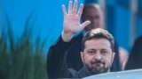 Володимир Зеленський прощається, завершуючи своє перебування на саміті НАТО в Гаазі. Нідерланди, 25 липня 2025 року
