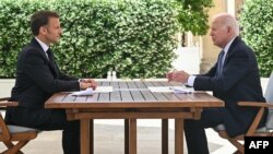 Președintele SUA Joe Biden (dreapta) și președintele Franței Emmanuel Macron participă la o întâlnire bilaterală la Palatul Elysee din Paris pe 8 iunie.