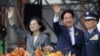 Noul președinte al Taiwanului, Lai Ching-te (dreapta), în dreapta, și fosta președintă Tsai Ing-wen, salută în timpul ceremoniilor de inaugurare a lui Lai, în Taipei, Taiwan.. 20 mai 2024