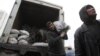 Трудовые мигранты из Центральной Азии на овощном рынке в пригороде Москвы. 