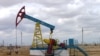 На нефтяном промысле в Западном Казахстане.