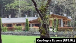 Къщата, построена до Сандански върху имот, който е собственост на подалия оставка зам.-министър на икономиката Александър Манолев