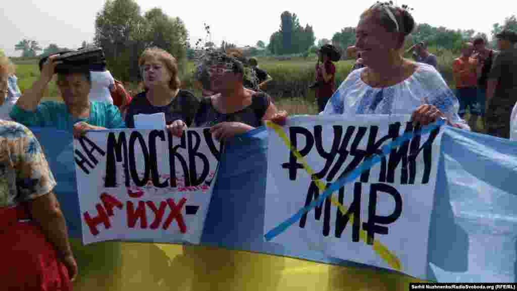Своїми плакатами активісти давали оцінку «русскому миру»