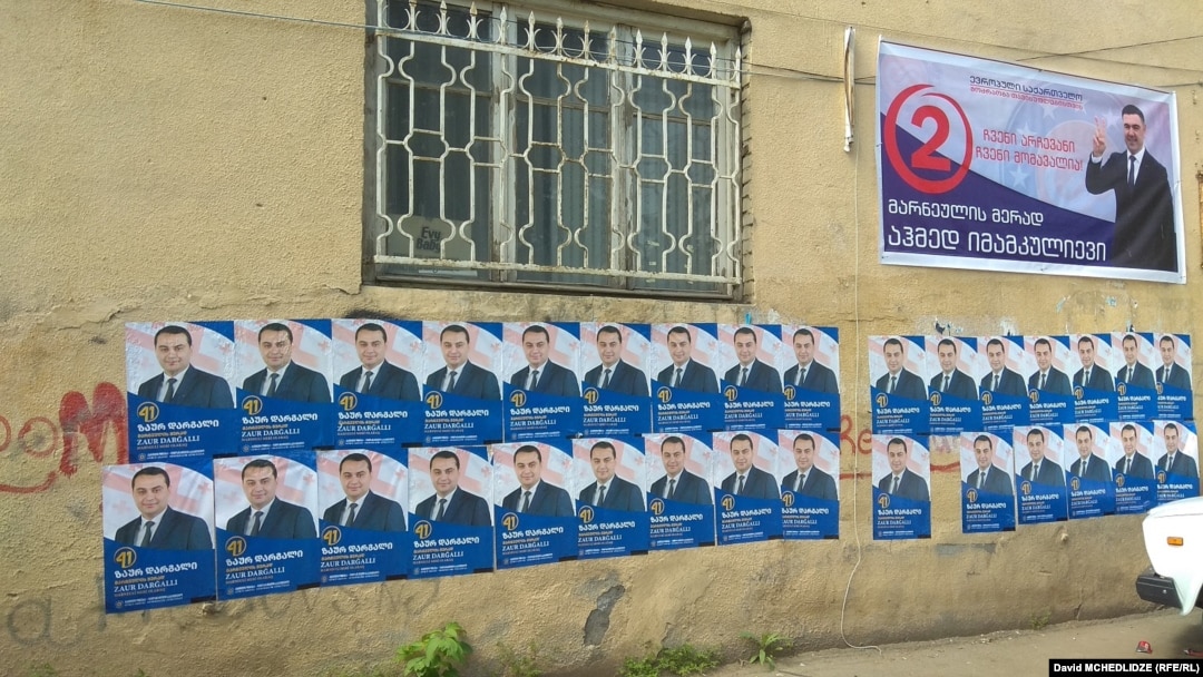 პლაკატების გაკვრას ახლა იწყებს საინიციატივო ჯგუფის მიერ წარდგენილი ერთადერთი დამოუკიდებელი კანდიდატი.