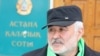 Маерман Жазылбеков, пытающийся подать в суд на президента Нурсултана Назарбаева, перед зданием городского суда Астаны. 13 апреля 2010 года.