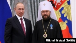 Митрополит Іларіон (праворуч) додав, що в РПЦ будуть змушені «вживати якісь заходи»