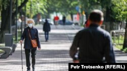 Люди на улицах в центре Алматы. Сентябрь 2020 года.