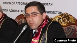 Адвокату Бузургмехру Ёрову инкриминировали оскорбление президента