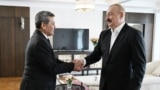 Türkmenistanyň daşary işler ministri Raşid Meredow (çepde) we Azerbaýjanyň prezidenti Ylham Alyýew. 3-nji iýul