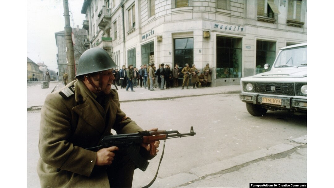 Un soldat român luptă alături de protestatarii antiguvernamentali în centrul Timișoarei în decembrie 1989.