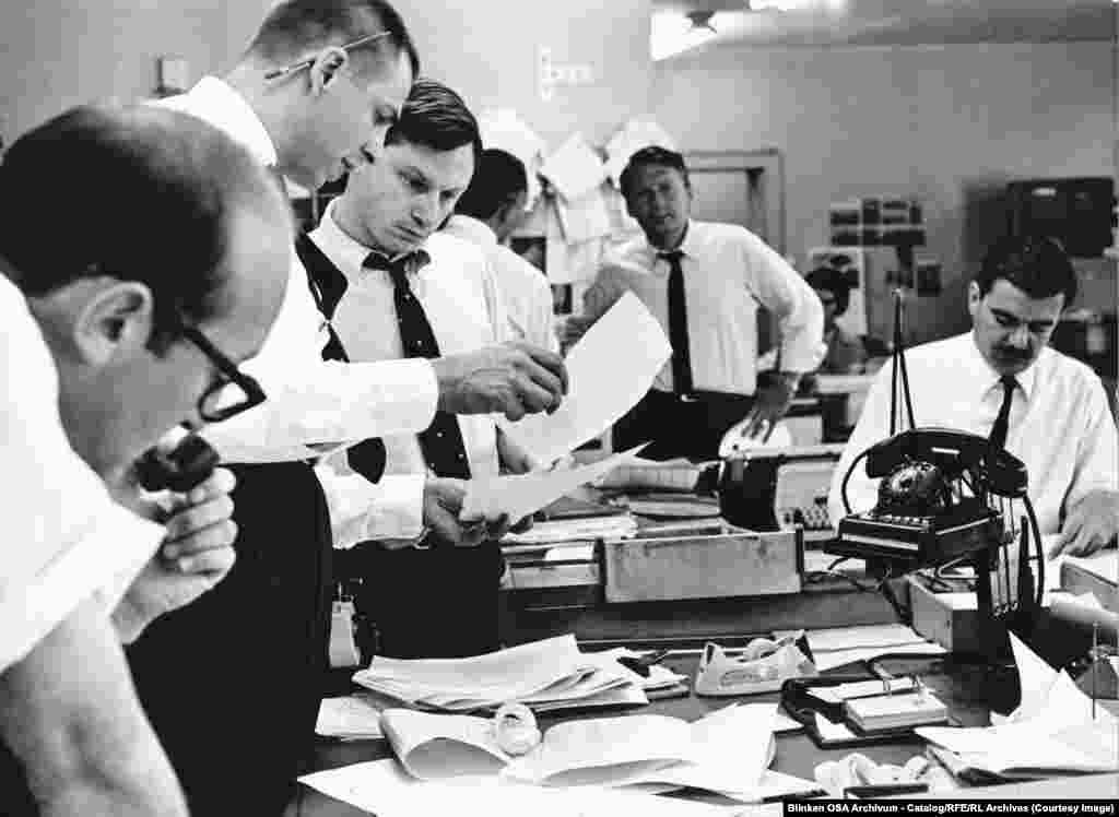 1967 йилда Мюнхендаги Озод Европа радиоси (RFE) таҳририят биносида муҳаррирлар иш жараёнида.Ўша йили RFEнинг АҚШ Марказий разведка бошқармаси (CIA) томонидан молиялаштирилгани фош бўлди. Шундан сўнг, радиостанция ўз бюджетига тўғридан‑тўғри АҚШ Конгрессидан маблағ олишни бошлади.Радио коммунистик режимлар ва Ғарб демократиялари ўртасидаги ғоялар урушида муҳим қурол сифатида қаралар эди.