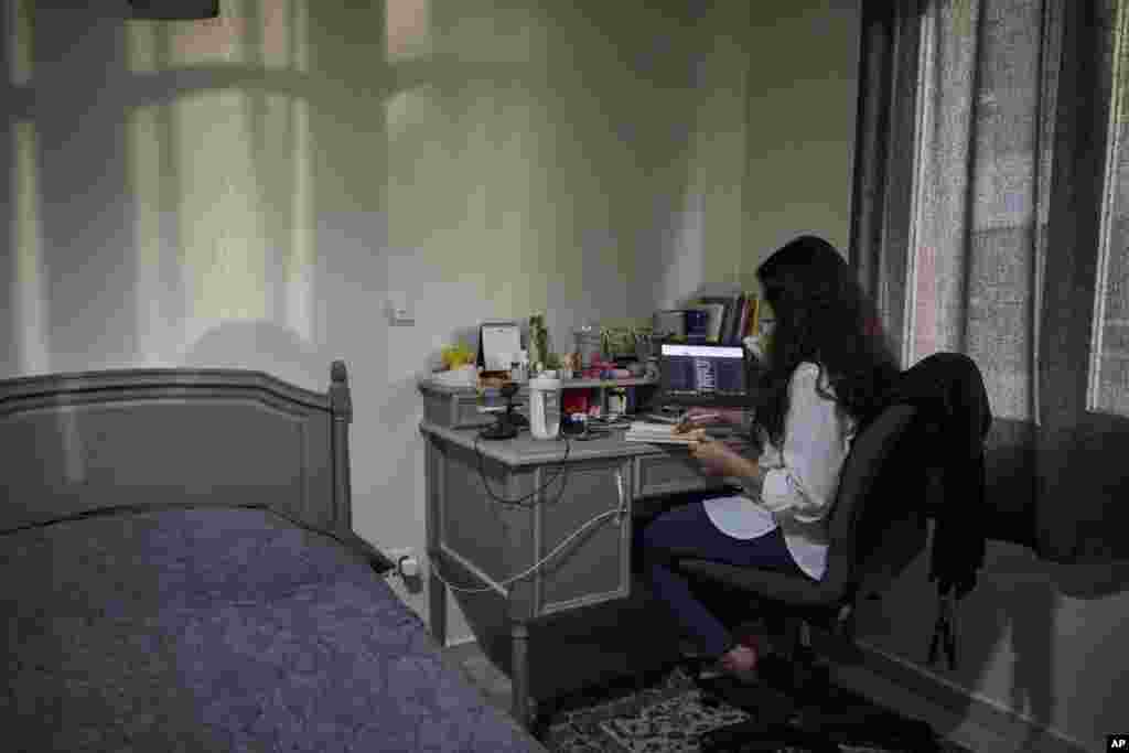 مستانه، که دانشجوی زبان فرانسه است، با قطع اینترنت دستوپنجه نرم میکرد و نمیتوانست امتحانهای نهایی آنلاین خود را بدهد. مادرش مریم میگوید آخرین روز جنگ ترسناکترین روز بود.
